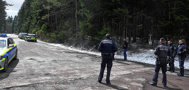 Starke Polizeikräfte sicherten die Zufahrt zum ehemaligen Munitionslager der NATO-Streitkräfte im Weißwald bei Überauchen.