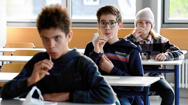 Corona-Pooltests, wie hier im Drose-Hülshoff-Gymnasium in Freiburg, sind zwar sehr zuverlässig und praktisch, aber sorgen im Nachgang ...