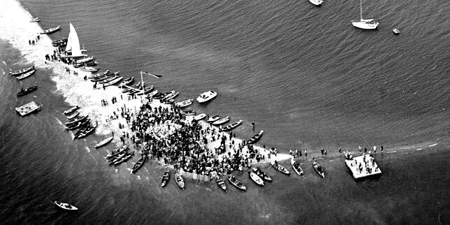 Hunderte Besucher feiern 1972 auf dem temporären Insel Straßenrain vor der Reichenau ein Volksfest.