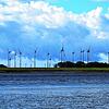 Onshore-Windparks wie dieser nahe dem Eidersperrwerk in Schleswig-Holstein prägen die Landschaft in Norddeutschland. Um das im ...