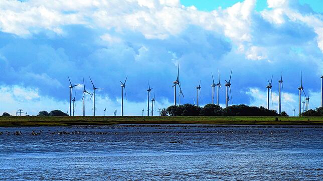 Onshore-Windparks wie dieser nahe dem Eidersperrwerk in Schleswig-Holstein prägen die Landschaft in Norddeutschland. Um das im ...