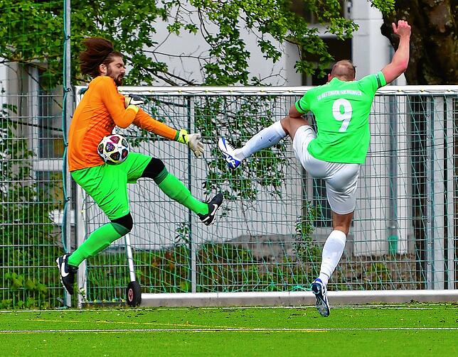 Hat er, oder hat er nicht? Die Gäste waren überzeugt, dass bei Torwart Yannic Frey (links) in dieser Aktion gegen Marius Thoma außerhalb ...