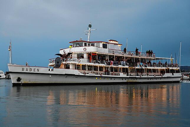 Bild 3: Gute Fahrt – und viel Spaß! Das SM-Schiff fährt auf den Bodensee hinaus