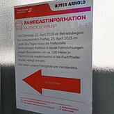 Auch ein Aushang an der Bushaltestelle informiert die Fahrgäste darüber, dass die Busse bis voraussichtlich Freitag, 25. April, rund 100 ...