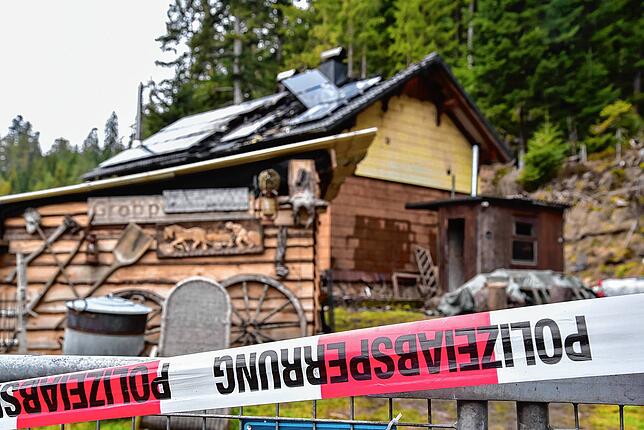 Die Polizei hat die Brandruine des Hauses im Groppertal weiträumig abgesperrt. Dort ist am Sonntagnachmittag bei einem Brand ein Mensch ...
