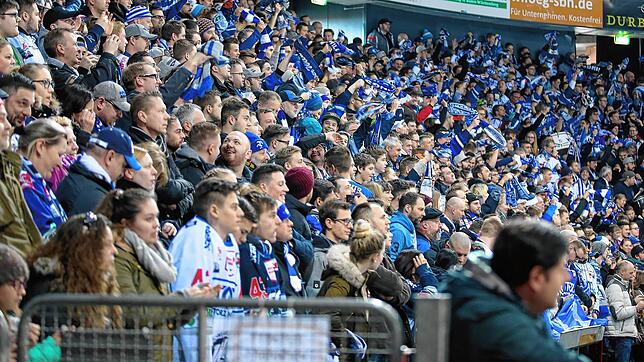 5000 Fans dürfen diesen September im Jahr 2021 in die Arena. Wegen der Corona-Auflagen herrscht Maskengebot überall in der Halle. Fans ...