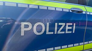 (Symbolbild) Die Polizei sucht Zeugen eines Unfalls in Radolfzell, bei dem ein Audi ins Heck eines Opels krachte. Danach machte sich der ...