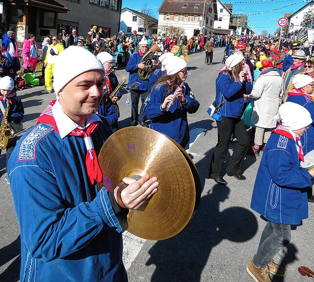 Die Besten: Hier der einheimische Musikverein, der musizierend durch die Hauptstraße zieht und so manches nette Fasnet-Liedle anstimmt. ...