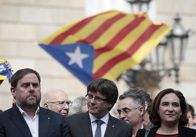 Oriol Junqueras (von links), Carles Puigdemont und die ehemalige Bürgermeisterin von Barcelona Ada Colau.