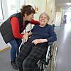Gabriele Kaiser und Bewohnerin Sieglinde Reuthe