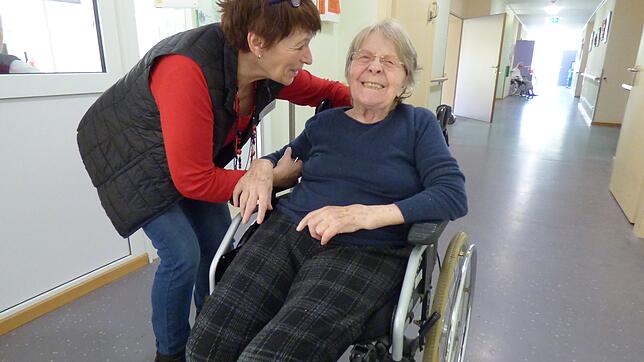 Gabriele Kaiser und Bewohnerin Sieglinde Reuthe