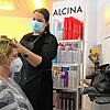 Endlich wieder! Angelina Milos arbeitet an den Strähnchen für Melanie Sittel. Nach elf Wochen durfte auch der &bdquo;Salon Rosy&ldquo; ...