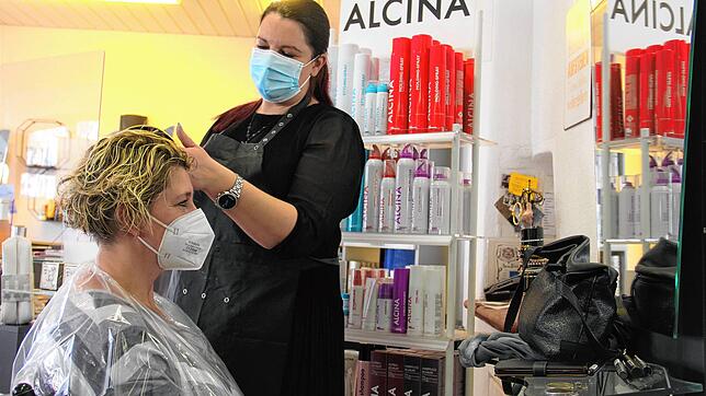 Endlich wieder! Angelina Milos arbeitet an den Strähnchen für Melanie Sittel. Nach elf Wochen durfte auch der &bdquo;Salon Rosy&ldquo; ...