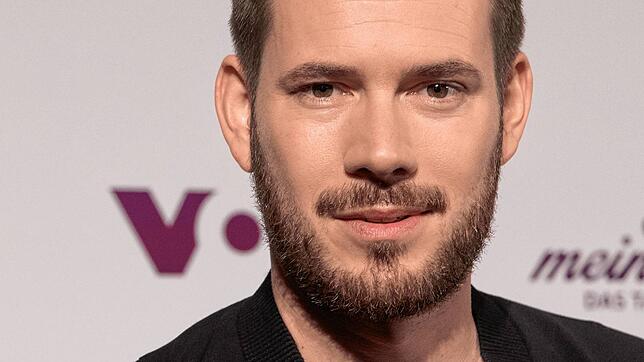 Johannes Strate, 41, ist Sänger und Frontman von Revolverheld. Die Band gehört zu den erfolgreichsten deutschsprachigen Popgruppen der ...