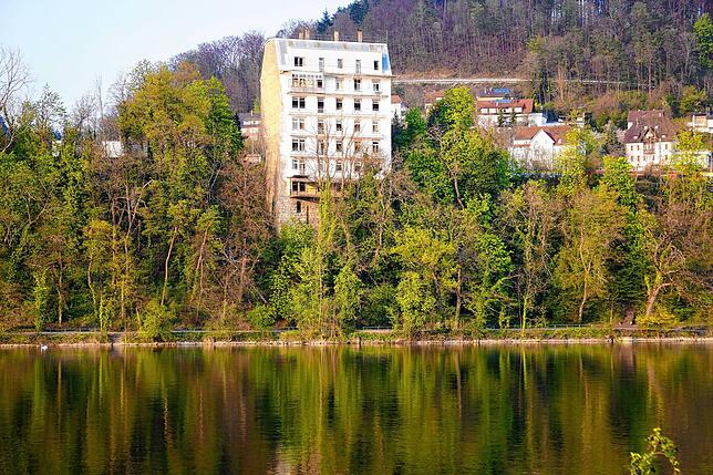 Über der Waldshuter Rheinpromenade erhebt sich das leerstehende Rheinschloss, dessen maroder Fassadenzustand auch von der ...