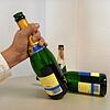 Eine Hand greift nach einer Sektflasche (Symbolbild): Alkohol, Drogen, Computerspiele &ndash; die Suchtgefahren für Jugendliche sind ...