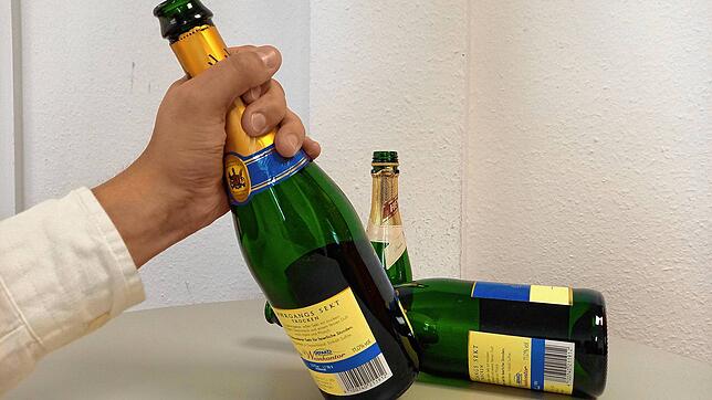Eine Hand greift nach einer Sektflasche (Symbolbild): Alkohol, Drogen, Computerspiele &ndash; die Suchtgefahren für Jugendliche sind ...