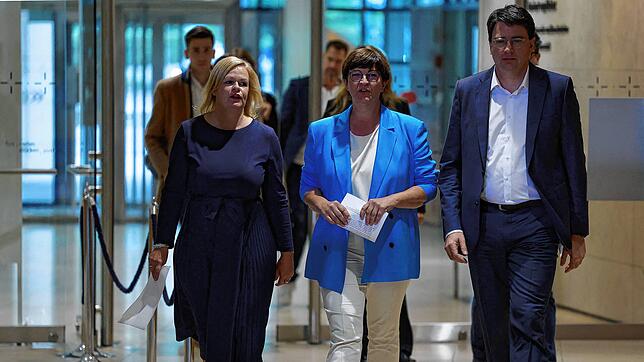 Die Erfolglosen: Innenministerin Nancy Faeser (von links), Spitzenkandidatin in Hessen, SPD-Co-Chefin Saskia Esken und Florian von ...