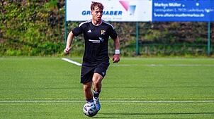 Ehrgeiz und Freude am Fußball: Yannis de Cassan (21) hat sich nach der Winterpause in die Start-Elf des Landesligisten SV 08 Laufenburg ...