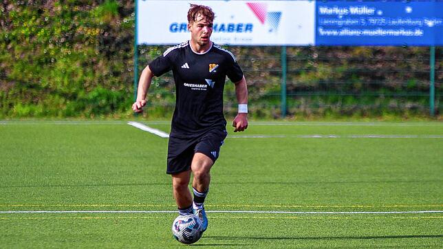 Ehrgeiz und Freude am Fußball: Yannis de Cassan (21) hat sich nach der Winterpause in die Start-Elf des Landesligisten SV 08 Laufenburg ...