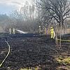 Feuerwehrleute der Hauptamtlichen Wache sowie aus Wollmatingen, Petershausen und Litzelstetten kämpfen am Samstagnachmittag, 12. April, ...
