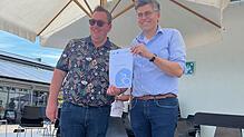 Bei der Preisverleihung von Stadtradeln 2024 in Dogern (von links): Fabian Prause und Martin Kistler. Foto: Gemeinde Dogern
