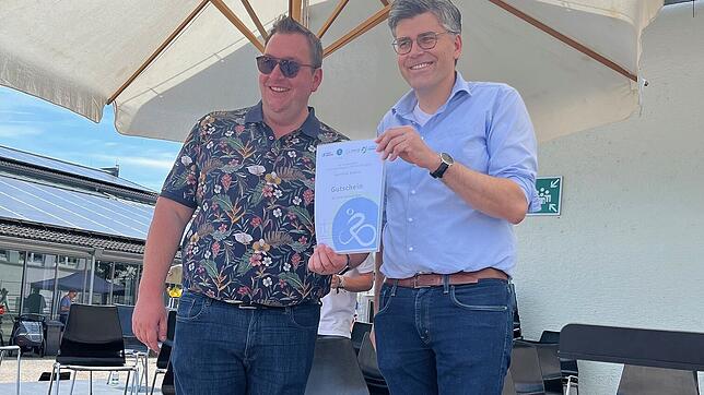 Bei der Preisverleihung von Stadtradeln 2024 in Dogern (von links): Fabian Prause und Martin Kistler. Foto: Gemeinde Dogern