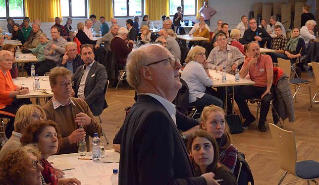 Wie schon bei der ersten Bürgerdialogsrunde moderierte Wolfgang Himmel von &bdquo;translake&ldquo; über weite Strecken des Abends. Die ...