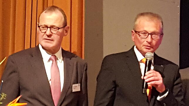 Roman Glaser (links) überreichte Werner Thomann die Ehrenurkunde in Gold des Baden-Württembergischen Genossenschaftsverbands.