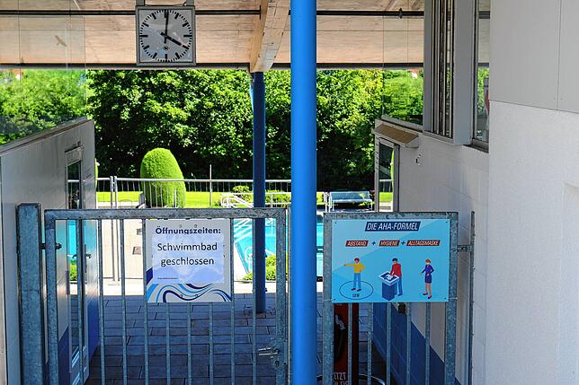 Das Schwimmbad bleibt vorerst geschlossen, der Kiosk darf allerdings öffnen. Natürlich gilt dort die Aha-Formel – Abstand, ...