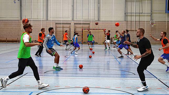 Die Spieler der HSG Konstanz beim Aufwärmen.
