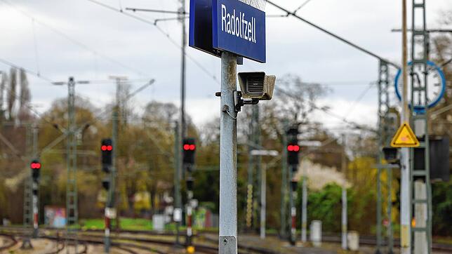 Zwischen Radolfzell und Konstanz behinderte eine defekte Bahnschranke bei Hegne den Zugverkehr. Immer wieder kam es zu Ausfällen und ...