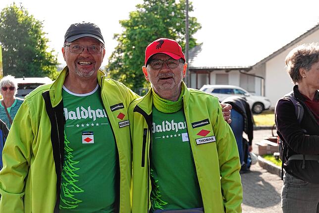 Bild 1: 180 Teilnehmer beim 42-Kilometer-Wandermarathon: Das sind die Bilder