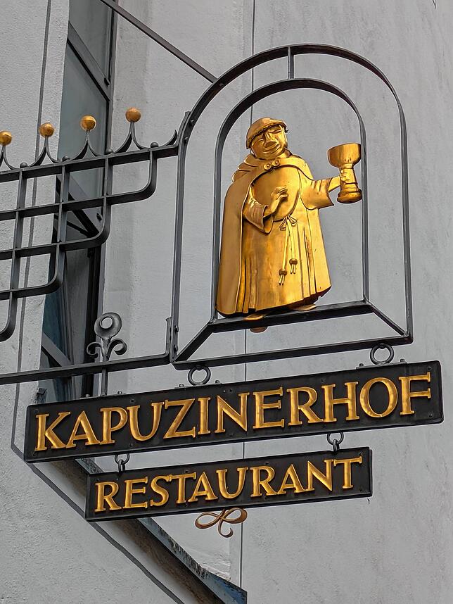 Der Kapuziner war bis Anfang des 19. Jahrhunderts ein Kloster. Ein Mönch auf dem Wirtshausschild kündet von diesem Erbe. Erst später ...