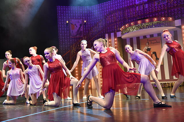 Das farbenfrohe Girlyballett in Pose vor der neu gestylten Katzenmusikbühne.