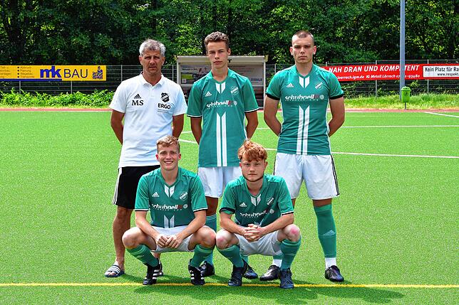Neue Spieler beim FC Zell mit Trainer Michael Schwald (links): Jonas Köpfer und David Bilic (hinten) sowie Marius Lais und Aaron Reiß ...