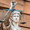 Vor dem Gebäude des Amt- und Landgerichts Ulm steht eine Statue der Göttin Justitia. (Symbolbild)