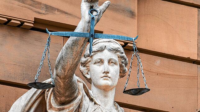 Vor dem Gebäude des Amt- und Landgerichts Ulm steht eine Statue der Göttin Justitia. (Symbolbild)