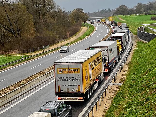 Auf der B33 staut sich der Verkehr am Montagmorgen.