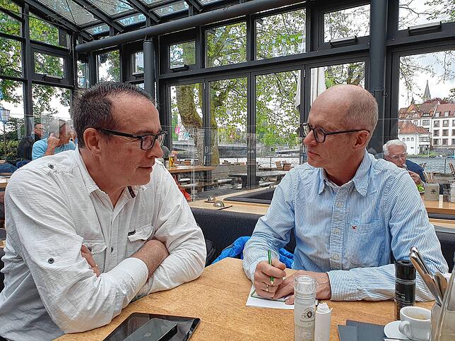 Georg Dürr (links), Geschäftsführer der Firma Interagenda aus Lupsingen in der Schweiz, im Gespräch mit SÜDKURIER-Redakteur Stefan Hilser