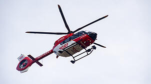 Ein Rettungshubschrauber (Symbolbild) musste am Wochenende nach einem Unfall in Ühlingen-Birkendorf einen schwer verletzten ...