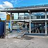Ein Bild der Zerstörung: Das Autohaus Storz in St. Georgen, nachdem eine 15-jährige Autofahrerin bei ihrer Flucht vor der Polizei ...