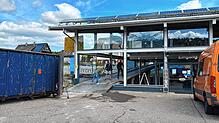 Ein Bild der Zerstörung: Das Autohaus Storz in St. Georgen, nachdem eine 15-jährige Autofahrerin bei ihrer Flucht vor der Polizei ...