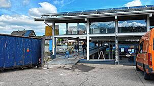 Ein Bild der Zerstörung: Das Autohaus Storz in St. Georgen, nachdem eine 15-jährige Autofahrerin bei ihrer Flucht vor der Polizei ...