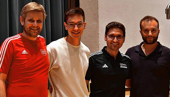 Rückzug: Obmann Ramon Leisinger (links) verabschiedet die Liga-Schiedsrichter Matthias Schoester, Hafes Gerspacher und Remigiusz Baran ...