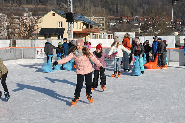 Bild 7: Werkrealschüler genießen die Blumberger Eisbahn