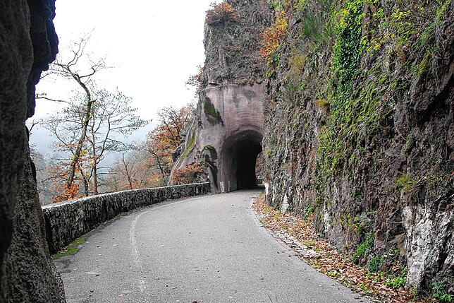 Die Tunnelstrecke bietet faszinierende Straßenabschnitte und tiefe Einblicke in die Albschlucht.