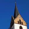 Nachdem die Kirchturmuhr mehrere Tage lang immer auf 12 Uhr gestanden hatte, funktioniert sie nun wieder und zeigt die richtige Uhrzeit an.