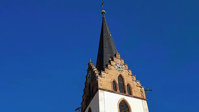 Nachdem die Kirchturmuhr mehrere Tage lang immer auf 12 Uhr gestanden hatte, funktioniert sie nun wieder und zeigt die richtige Uhrzeit an.