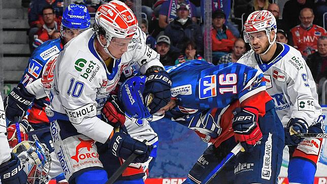 Schwenningens Peter Spornberger (Nr.10) gegen Mannheims Markus Eisenschmid (Nr.16) beim DEL-Spiel der Wild Wings gegen die Adler Mannheim.